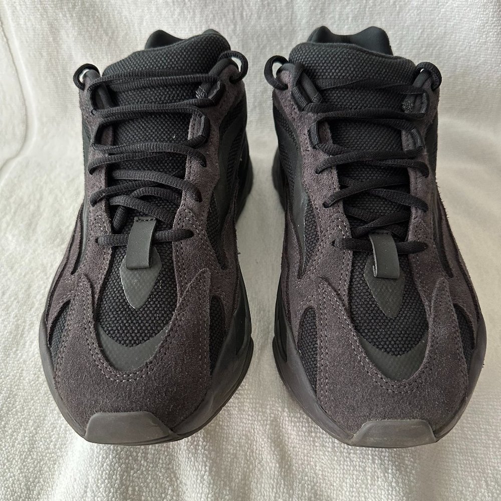 Yeezy Boost 700 V2 size 11